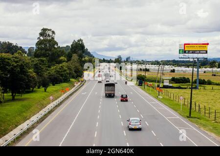 nördliche Autobahn am Stadtrand von Bogotá in der Gemeinde Chía Cundinamraca Stockfoto