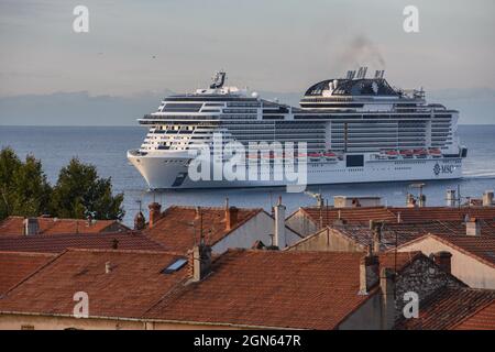 Marseille, Frankreich. September 2021. Ein Blick auf das in Marseille ankommende Kreuzschiff „MSC Virtuosa“. Das Linienschiff „MSC Virtuosa“ kommt im französischen Mittelmeerhafen Marseille an. Kredit: SOPA Images Limited/Alamy Live Nachrichten Stockfoto