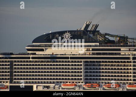 Marseille, Frankreich. September 2021. Nahaufnahme des in Marseille ankommenden Kreuzfahrtschiffs „MSC Virtuosa“. Das Linienschiff „MSC Virtuosa“ kommt im französischen Mittelmeerhafen Marseille an. (Foto von Gerard Bottino/SOPA Images/Sipa USA) Quelle: SIPA USA/Alamy Live News Stockfoto