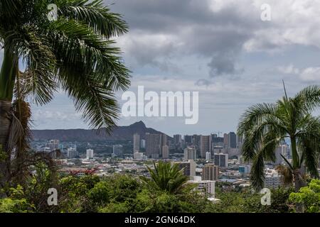 Landschaftlich reizvolle Aussicht auf Honolulu mit dem Diamond Head im Hintergrund an einem regnerischen Tag, Oahu, Hawaii Stockfoto