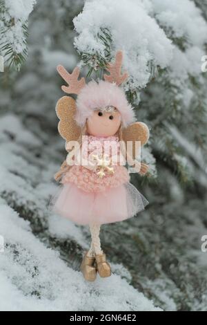 Winterengel auf einem verschneiten Baum. Schnee Fee.Weihnachten . Weihnachten Symbol.Weihnachtsbaum Spielzeug. Stockfoto