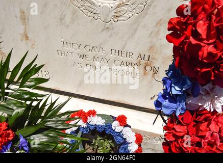 Kriegsdenkmal mit einer aussagekräftigen Inschrift der Tribut an die Gefallenen. Stockfoto