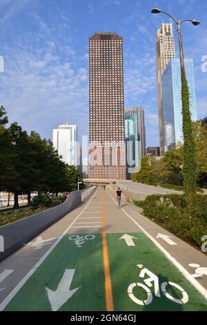 Chicago, Illinois, USA. Ausgewiesene Fahrrad- und Fußgängerwege auf einer Rampe, die zum und vom Navy Pier führt. Stockfoto