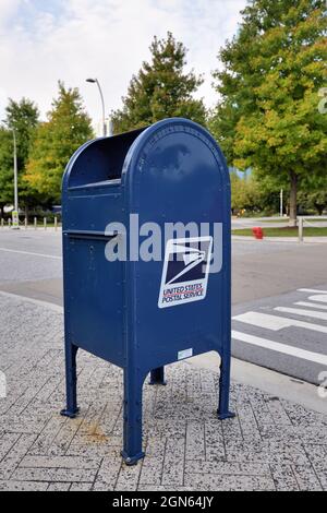 Chicago, Illinois, USA. Eine Sammelbox der US-Post, auch bekannt als Briefkasten, befindet sich in der Nähe des Navy Pier in Chicago. Stockfoto