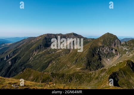 Schöne Aussicht auf die grünen felsigen Berge, die unter dem blauen Himmel glänzen Stockfoto