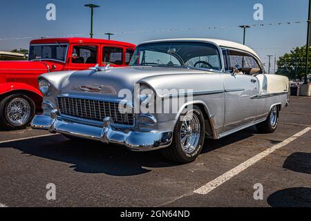 Reno, NV - 3. August 2021: 1955 Chevrolet BelAir Hardtop Coupé auf einer lokalen Automobilmesse. Stockfoto