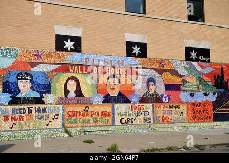 Chicago, Illinois, USA. Bunte Mosaikfliesen Wandbild auf der Seite eines Gebäudes in der Pilsen Nachbarschaft auf der Südseite der Stadt angewendet. Stockfoto