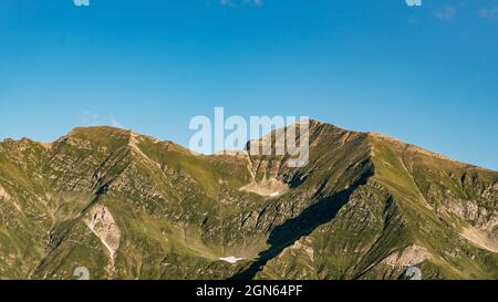 Schöne Aussicht auf die grünen Berge, die unter dem blauen Himmel schimmern Stockfoto