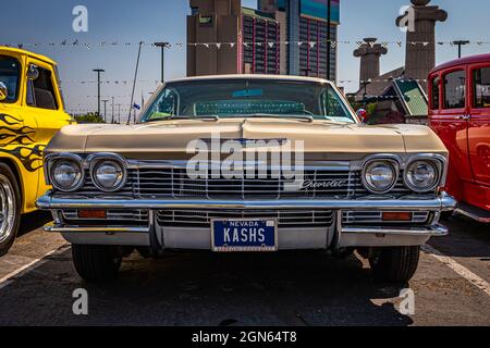 Reno, NV - 3. August 2021: 1965 Chevrolet Impala Hardtop Coupé auf einer lokalen Automobilmesse. Stockfoto