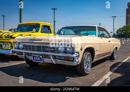 Reno, NV - 3. August 2021: 1965 Chevrolet Impala Hardtop Coupé auf einer lokalen Automobilmesse. Stockfoto