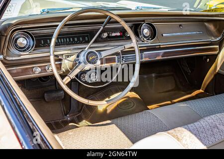 Reno, NV - 3. August 2021: 1965 Chevrolet Impala Hardtop Coupé auf einer lokalen Automobilmesse. Stockfoto