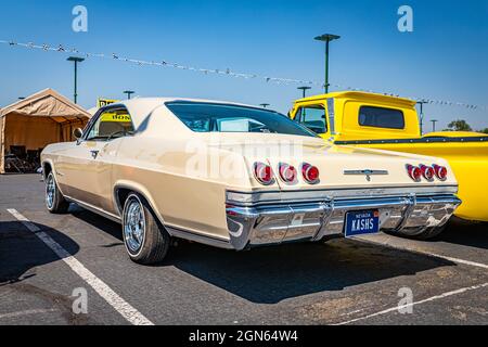 Reno, NV - 3. August 2021: 1965 Chevrolet Impala Hardtop Coupé auf einer lokalen Automobilmesse. Stockfoto