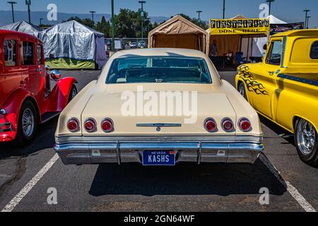 Reno, NV - 3. August 2021: 1965 Chevrolet Impala Hardtop Coupé auf einer lokalen Automobilmesse. Stockfoto