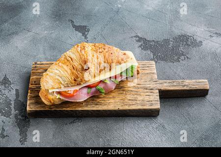 Klassisches BLT-Croissant-Sandwich-Set auf grauem Steingrund Stockfoto