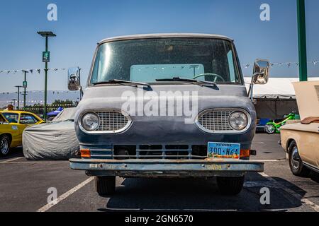 Reno, NV - 3. August 2021: 1964 Ford Econoline Pickup Truck auf einer lokalen Automshow. Stockfoto