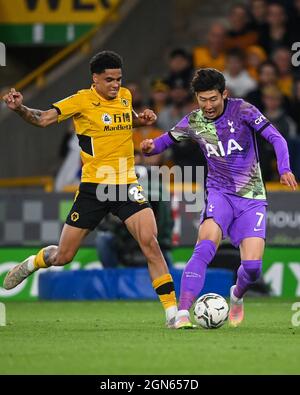Son Heung-Min #7 von Tottenham Hotspur wird von Ki-Jana Hoever #2 von Wolverhampton Wanderers angegangen Stockfoto