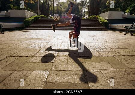 Mexiko-Stadt, Mexiko-Stadt, Mexiko. September 2021. Der 20-jährige Anthony Nogues ist der aktuelle nationale Meister des Freestyle-Fußballs in Mexiko, ab dem Alter von 14 Jahren begann er, diesen Sport zu praktizieren, dem er täglich 6 Stunden Training widmet, Er hat an drei Weltmeisterschaften in der Tschechischen Republik teilgenommen und einen Red Bull Street Style in Miami, als eine merkwürdige Tatsache, mag Fußball nicht und erwähnte, dass, obwohl es sich um zwei Sportarten handelt, die mit der gleichen Sache gespielt werden, sie völlig unterschiedlich sind. Quelle: Luis Licona/ZUMA Wire/Alamy Live News Stockfoto