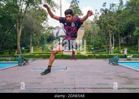 Mexiko-Stadt, Mexiko-Stadt, Mexiko. September 2021. Der 20-jährige Anthony Nogues ist der aktuelle nationale Meister des Freestyle-Fußballs in Mexiko, ab dem Alter von 14 Jahren begann er, diesen Sport zu praktizieren, dem er täglich 6 Stunden Training widmet, Er hat an drei Weltmeisterschaften in der Tschechischen Republik teilgenommen und einen Red Bull Street Style in Miami, als eine merkwürdige Tatsache, mag Fußball nicht und erwähnte, dass, obwohl es sich um zwei Sportarten handelt, die mit der gleichen Sache gespielt werden, sie völlig unterschiedlich sind. Quelle: Luis Licona/ZUMA Wire/Alamy Live News Stockfoto
