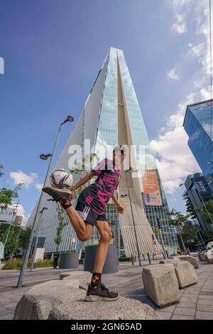 Mexiko-Stadt, Mexiko-Stadt, Mexiko. September 2021. Der 20-jährige Anthony Nogues ist der aktuelle nationale Meister des Freestyle-Fußballs in Mexiko, ab dem Alter von 14 Jahren begann er, diesen Sport zu praktizieren, dem er täglich 6 Stunden Training widmet, Er hat an drei Weltmeisterschaften in der Tschechischen Republik teilgenommen und einen Red Bull Street Style in Miami, als eine merkwürdige Tatsache, mag Fußball nicht und erwähnte, dass, obwohl es sich um zwei Sportarten handelt, die mit der gleichen Sache gespielt werden, sie völlig unterschiedlich sind. Quelle: Luis Licona/ZUMA Wire/Alamy Live News Stockfoto