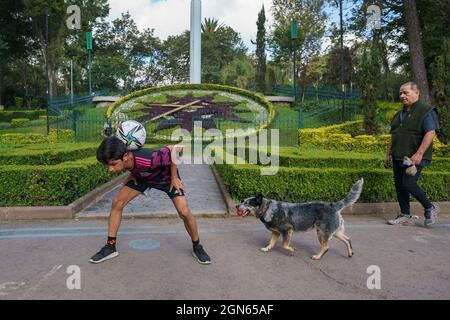 Mexiko-Stadt, Mexiko-Stadt, Mexiko. September 2021. Der 20-jährige ANTHONY NOGUES ist der aktuelle nationale Meister des Freestyle-Fußballs in Mexiko, ab dem Alter von 14 Jahren begann er, diesen Sport zu praktizieren, dem er täglich 6 Stunden Training widmet, Er hat an drei Weltmeisterschaften in der Tschechischen Republik teilgenommen und einen Red Bull Street Style in Miami, als eine merkwürdige Tatsache, mag Fußball nicht und erwähnte, dass, obwohl es sich um zwei Sportarten handelt, die mit der gleichen Sache gespielt werden, sie völlig unterschiedlich sind. Quelle: Luis Licona/ZUMA Wire/Alamy Live News Stockfoto