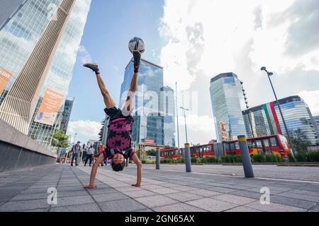 Mexiko-Stadt, Mexiko-Stadt, Mexiko. September 2021. Der 20-jährige Anthony Nogues ist der aktuelle nationale Meister des Freestyle-Fußballs in Mexiko, ab dem Alter von 14 Jahren begann er, diesen Sport zu praktizieren, dem er täglich 6 Stunden Training widmet, Er hat an drei Weltmeisterschaften in der Tschechischen Republik teilgenommen und einen Red Bull Street Style in Miami, als eine merkwürdige Tatsache, mag Fußball nicht und erwähnte, dass, obwohl es sich um zwei Sportarten handelt, die mit der gleichen Sache gespielt werden, sie völlig unterschiedlich sind. Quelle: Luis Licona/ZUMA Wire/Alamy Live News Stockfoto