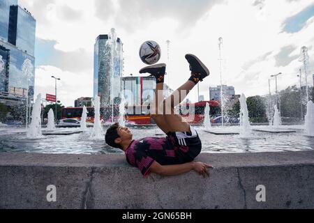 Mexiko-Stadt, Mexiko-Stadt, Mexiko. September 2021. Der 20-jährige Anthony Nogues ist der aktuelle nationale Meister des Freestyle-Fußballs in Mexiko, ab dem Alter von 14 Jahren begann er, diesen Sport zu praktizieren, dem er täglich 6 Stunden Training widmet, Er hat an drei Weltmeisterschaften in der Tschechischen Republik teilgenommen und einen Red Bull Street Style in Miami, als eine merkwürdige Tatsache, mag Fußball nicht und erwähnte, dass, obwohl es sich um zwei Sportarten handelt, die mit der gleichen Sache gespielt werden, sie völlig unterschiedlich sind. Quelle: Luis Licona/ZUMA Wire/Alamy Live News Stockfoto