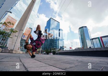 Mexiko-Stadt, Mexiko-Stadt, Mexiko. September 2021. Der 20-jährige Anthony Nogues ist der aktuelle nationale Meister des Freestyle-Fußballs in Mexiko, ab dem Alter von 14 Jahren begann er, diesen Sport zu praktizieren, dem er täglich 6 Stunden Training widmet, Er hat an drei Weltmeisterschaften in der Tschechischen Republik teilgenommen und einen Red Bull Street Style in Miami, als eine merkwürdige Tatsache, mag Fußball nicht und erwähnte, dass, obwohl es sich um zwei Sportarten handelt, die mit der gleichen Sache gespielt werden, sie völlig unterschiedlich sind. Quelle: Luis Licona/ZUMA Wire/Alamy Live News Stockfoto