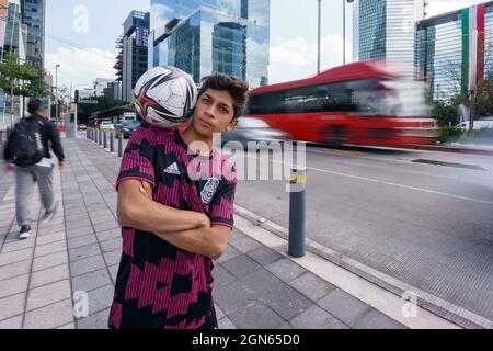 Mexiko-Stadt, Mexiko-Stadt, Mexiko. September 2021. Der 20-jährige Anthony Nogues ist der aktuelle nationale Meister des Freestyle-Fußballs in Mexiko, ab dem Alter von 14 Jahren begann er, diesen Sport zu praktizieren, dem er täglich 6 Stunden Training widmet, Er hat an drei Weltmeisterschaften in der Tschechischen Republik teilgenommen und einen Red Bull Street Style in Miami, als eine merkwürdige Tatsache, mag Fußball nicht und erwähnte, dass, obwohl es sich um zwei Sportarten handelt, die mit der gleichen Sache gespielt werden, sie völlig unterschiedlich sind. Quelle: Luis Licona/ZUMA Wire/Alamy Live News Stockfoto