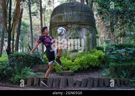 Mexiko-Stadt, Mexiko-Stadt, Mexiko. September 2021. Der 20-jährige Anthony Nogues ist der aktuelle nationale Meister des Freestyle-Fußballs in Mexiko, ab dem Alter von 14 Jahren begann er, diesen Sport zu praktizieren, dem er täglich 6 Stunden Training widmet, Er hat an drei Weltmeisterschaften in der Tschechischen Republik teilgenommen und einen Red Bull Street Style in Miami, als eine merkwürdige Tatsache, mag Fußball nicht und erwähnte, dass, obwohl es sich um zwei Sportarten handelt, die mit der gleichen Sache gespielt werden, sie völlig unterschiedlich sind. Quelle: Luis Licona/ZUMA Wire/Alamy Live News Stockfoto