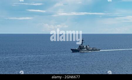 210914-N-HS181-1108 BOHOL SEA (SEPT 14, 2021) USS Chaffee (DDG 90), der Lenkraketen-Zerstörer der Arleigh Burke-Klasse, durchreist die Bohol-See, 14. September 2021. Chaffee wird zusammen mit der Carl Vinson Carrier Strike Group in den USA eingesetzt, um die Interoperabilität durch Allianzen und Partnerschaften zu verbessern und gleichzeitig als reaktionsfähige Truppe zur Unterstützung einer freien und offenen Region im Indo-Pazifik-Raum zu dienen. (USA Navy Foto von Mass Communication Specialist 2nd Class Haydn N. Smith) Stockfoto