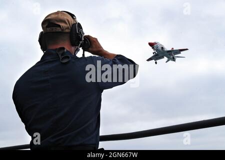 PAZIFIK (Aug 30, 2021) der Mate 3rd Class Arthur Renteria von Boatswain aus Carson, Kalifornien, steht auf der Fantail an Bord des Flugzeugträgers USS Abraham Lincoln (CVN 72) achtern Ausschau nach dem Boot. Abraham Lincoln führt derzeit Routineoperationen im Bereich der 3. Flotte der USA durch. (USA Navy Foto von Mass Communication Specialist Seaman Alonzo Martin-Frazier/veröffentlicht) Stockfoto