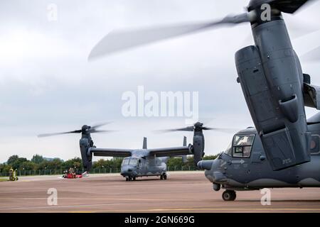 Zwei CV-22A-Ospreys, die dem 352d Special Operations Wing zugewiesen sind, bereiten sich auf den Start während einer Übung zur agilen Kampfbeschäftigung bei RAF Fairford, England, am 13. September 2021 vor. Die Übung ermöglicht es US-Truppen in Europa, von Standorten mit unterschiedlichem Kapazitäts- und Unterstützungsniveau aus zu operieren. Dies stellt außerdem sicher, dass die Luftwaffe und die Luftbesatzungen dazu bereit sind, tödliche Kampfkraft über das gesamte Spektrum der militärischen Operationen zu liefern Luftwaffe Foto von Senior Airman Eugene Oliver) Stockfoto