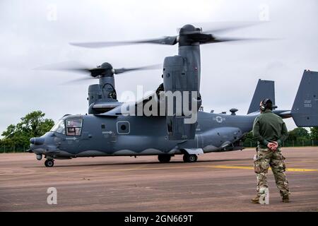 Ein dem 352d Special Operations Wing zugeordneter CV-22A Fischadler bereitet sich auf den Start während einer Agile Combat Employment Übung bei RAF Fairford, England, am 13. September 2021 vor. Die Flieger des 501st Combat Support Wings, 100th Air Betanking Wing und der 352d SOW haben eine ACE-Übung durchgeführt, um ihre Gesamtbereitschaft und ihre Letalität zu testen. Die Übung ermöglicht es US-Truppen in Europa, von Standorten mit unterschiedlichem Kapazitäts- und Unterstützungsniveau aus zu operieren. (USA Luftwaffe Foto von Senior Airman Eugene Oliver) Stockfoto