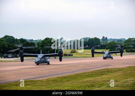 Zwei CV-22A-Ospreys, die dem 352d Special Operations Wing-Taxi auf der Fluglinie während einer Agile Combat Employment Übung bei RAF Fairford, England, zugewiesen wurden, 13. September 2021. Die Übung ermöglicht es US-Truppen in Europa, von Standorten mit unterschiedlichem Kapazitäts- und Unterstützungsniveau aus zu operieren. Dies stellt außerdem sicher, dass die Luftwaffe und die Luftbesatzungen dazu bereit sind, über das gesamte Spektrum der militärischen Operationen hinweg tödliche Kampfkraft zu liefern. (USA Luftwaffe Foto von Senior Airman Eugene Oliver) Stockfoto