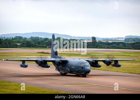 Ein MC-130J Commando II, das dem 352d Special Operations Wing zugewiesen wurde, landet während einer Agile Combat Employment Übung bei RAF Fairford, England, 13. September 2021. Flieger des 501st Combat Support Wings, 100th Air Betanking Wing und 352d SOW haben sich für eine ACE-Übung zur Prüfung ihrer allgemeinen Bereitschaft und Letalität eingesetzt. ACE ermöglicht es US-amerikanischen Streitkräften in Europa, von Standorten mit unterschiedlichen Kapazitäten und Support-Ebenen aus zu agieren. (USA Luftwaffe Foto von Senior Airman Eugene Oliver) Stockfoto