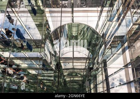 New York, USA. September 2021. SUMMIT One Vanderbilt bietet New Yorks neuestes, spannendstes kulturelles Erlebnis in Midtown Manhattan, wie hier am 22. September 2021 zu sehen ist. Der Künstler Kenzo Digital hat die 1000 Meter hohe Leinwand des GIPFELS genommen und eine der größten, umwerftigsten Kunsterlebnisse der Welt geschaffen, die Air genannt wird. (Foto von Gabriele Holtermann/Sipa USA) Quelle: SIPA USA/Alamy Live News Stockfoto