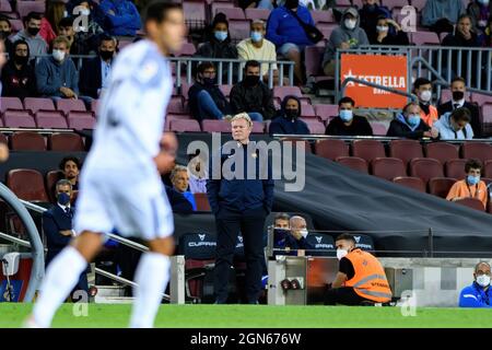 BARCELONA - SEP 20: Der Manager Ronald Koeman während des La Liga-Spiels zwischen dem FC Barcelona und dem FC Granada de Futbol im Camp Nou Stadium auf Septem Stockfoto