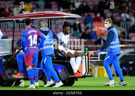 BARCELONA - SEP 20: Yan Eteki beim La Liga Spiel zwischen FC Barcelona und Granada CF de Futbol beim Verlassen des Stadions verletzt im Camp Nou Stadion o Stockfoto