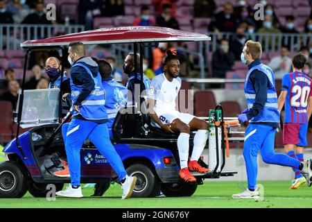 BARCELONA - SEP 20: Yan Eteki beim La Liga Spiel zwischen FC Barcelona und Granada CF de Futbol beim Verlassen des Stadions verletzt im Camp Nou Stadion o Stockfoto