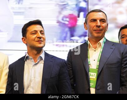 Kiew, Ukraine. April 2019. Serhiy Shefir (R) und der ukrainische Präsidentschaftskandidat Wolodymyr Zelensky (L) im Hauptquartier des Präsidentschaftswahlkampfs. (Foto von Pavlo Gonchar/SOPA Images/Sipa USA) Quelle: SIPA USA/Alamy Live News Stockfoto