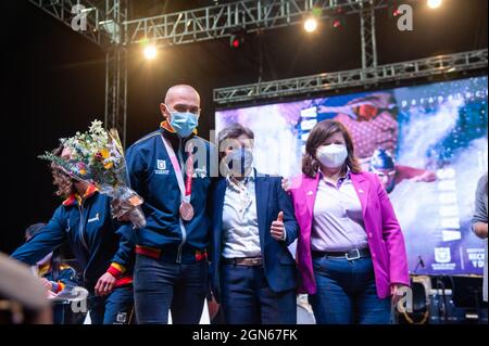 Diego Dueñas, Paracycling-Bronzemedaillengewinnerin (links), Bürgermeister von Bogota, Claudia Lopez (Mitte) und Blanca Duran IDRD-Sekretärin (rechts) posieren für ein Foto während einer Begrüßungsveranstaltung für die kolumbianischen Paralympischen Athleten, die am 21. September 2021 an den Tokio 2020+1-Paralympics in Bogota, Kolumbien, teilgenommen haben. Stockfoto