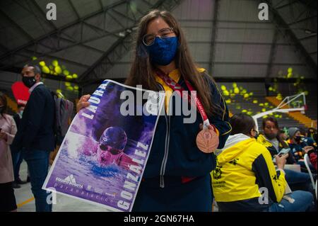 Laura Gonzalez, die Schwimmen-Bronzemedaille posiert für ein Foto mit ihrer Paralympischen Bronzemedaille während einer Begrüßungsveranstaltung für die kolumbianischen Paralympischen Athleten, die am 21. September 2021 an den Tokio 2020+1-Paralympics in Bogota, Kolumbien, teilgenommen haben. Stockfoto