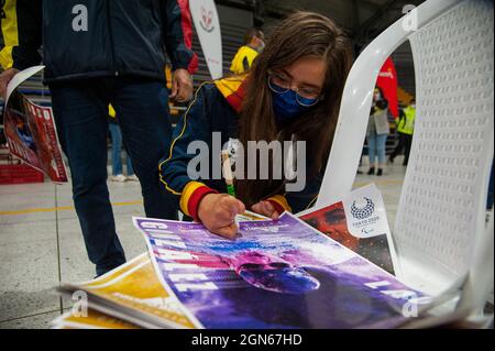 Laura Gonzalez, Schwimmen Bronzemedaille unterzeichnet Plakate von ihr während einer Begrüßung der kolumbianischen Paralympischen Athleten, die an den Tokyo 2020+1 Paralympics, in Bogota, Kolumbien am 21. September 2021 teilgenommen haben. Stockfoto