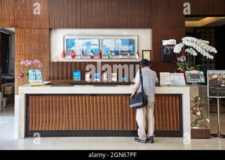Blick auf den Rezeptionsschalter eines Hotels. Stockfoto