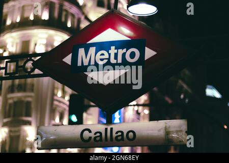 Nahaufnahme der Metrostation Callao in Madrid, Spanien bei Nacht Stockfoto