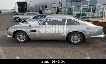 Silverstone, Großbritannien. September 2021. Ein Aston Martin DB5 Stuntauto, das im neuen James Bond Film 'No Time To die' verwendet wurde, steht auf der Silverstone-Rennstrecke. (Zu dpa: 'Der Mann, den niemand sieht: Mark Higgins ist James Bond's Stuntfahrer') Quelle: Philip Dethlefs/dpa/Alamy Live News Stockfoto