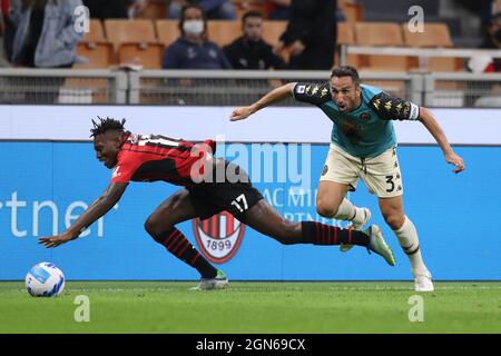 Mailand, Italien, 22. September 2021. Rafael Leao vom AC Mailand wird während des Spiels der Serie A bei Giuseppe Meazza, Mailand, von Cristian Molinaro vom FC Venezia gefoult. Bildnachweis sollte lauten: Jonathan Moscrop / Sportimage Kredit: Sportimage/Alamy Live News Stockfoto