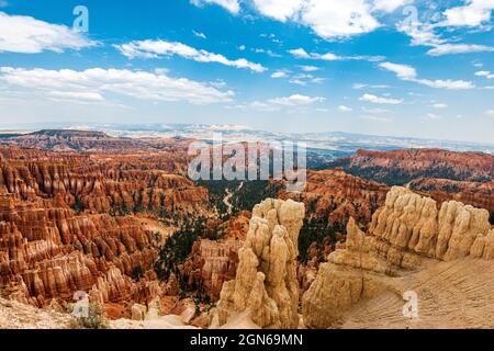 Mehrere Hoo Doos sind in dieser Ansicht des bryce Canyon vom Inspiration Point aus zu sehen Stockfoto