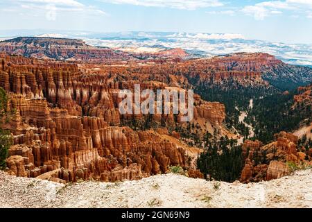 Mehrere Hoo Doos sind in dieser Ansicht des bryce Canyon vom Inspiration Point aus zu sehen Stockfoto