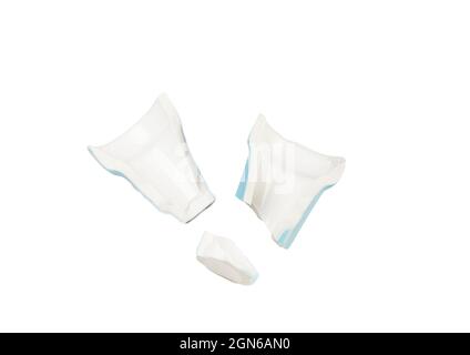 Scherben von gebrochenem Glas Becher auf weißem Hintergrund. Stockfoto